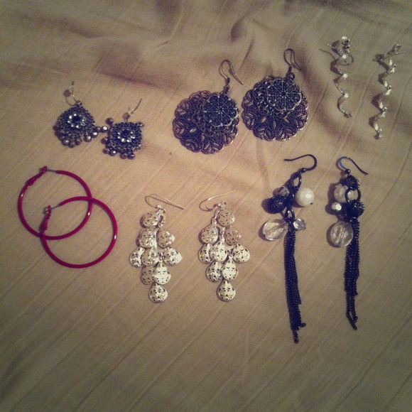 ❌SOLD❌Bundle of various earring sets.