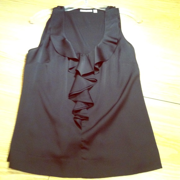 🎈🎈Sold in bundle. Silk-blend ruffle-front tank.