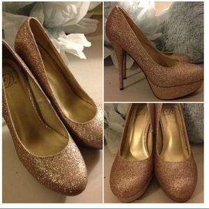 Gold sparkley pumps