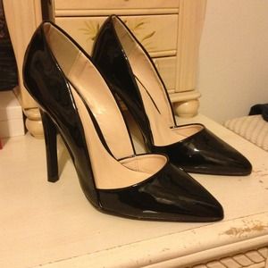 REDUCED! Black Pointed Pump