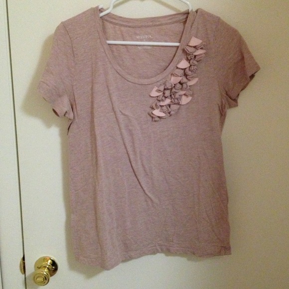 SOLD 🚫🚫🚫Cute teeshirt with flowers on the chest