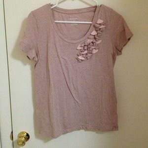 SOLD 🚫🚫🚫Cute teeshirt with flowers on the chest