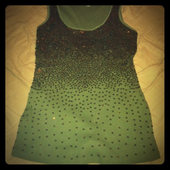 ❌SOLD❌Green tank with gold sequins