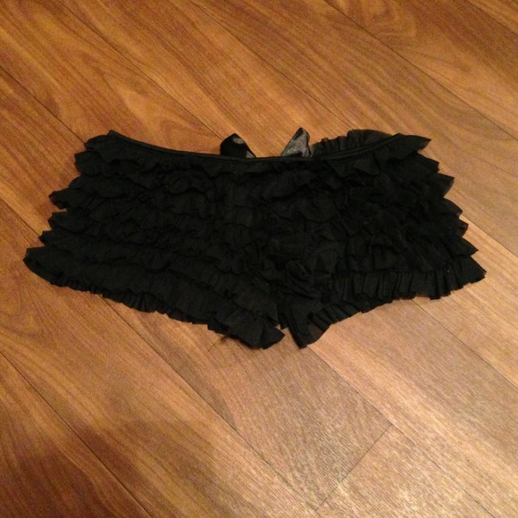 TRADED Ruffled shorts - Picture 2 of 2