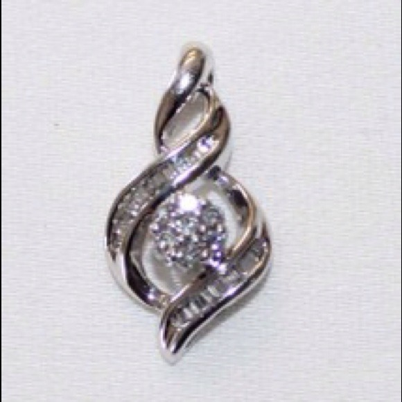 10k white gold Cluster Diamond Pendant - 9mm wide