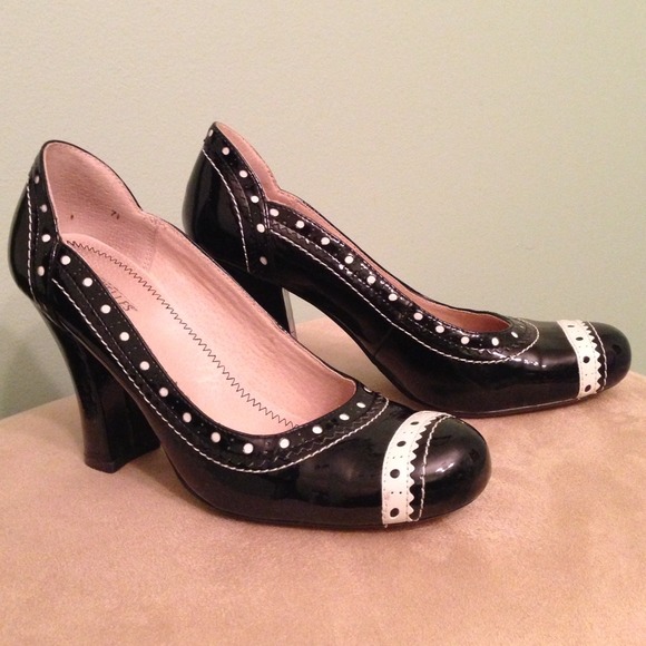 Seychelles Black and White PolkaDot Detailed Pumps