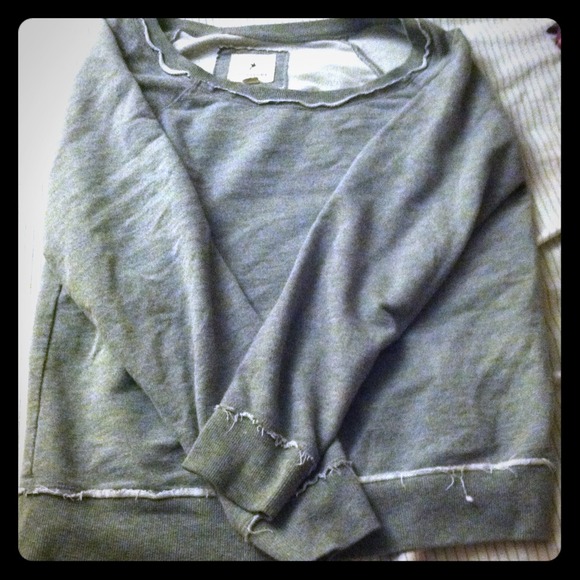 Crew neck sweatshirt.