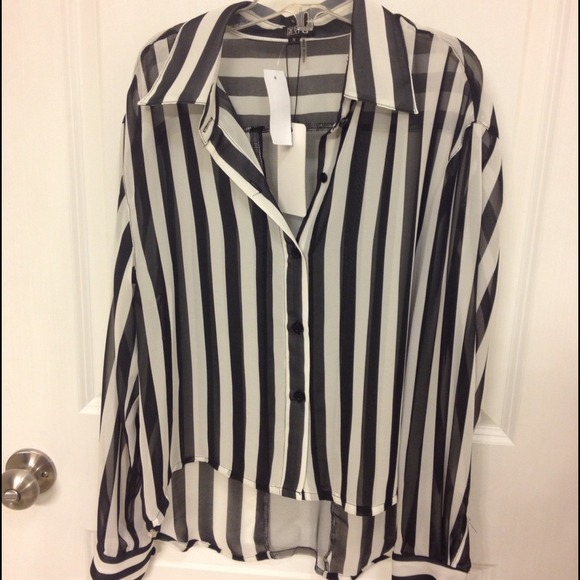 ❌❌SOLD❌❌Adorable striped Private Gallery shirt
