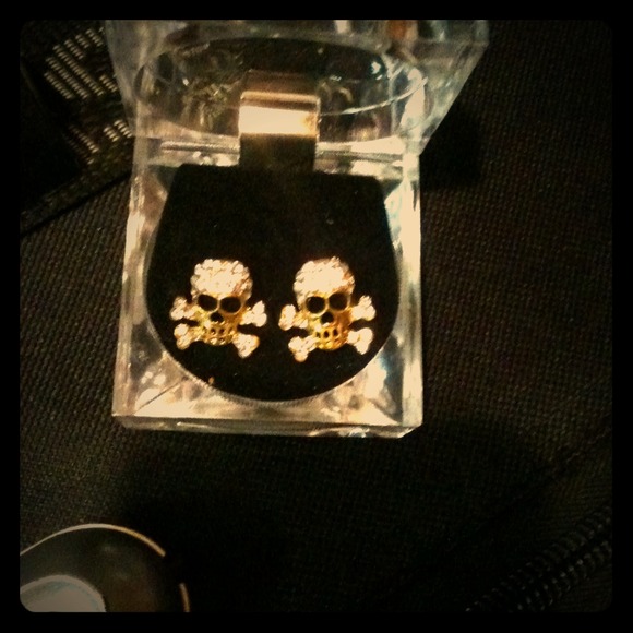 Skull sparkly earrings in gold tone won't tarnish