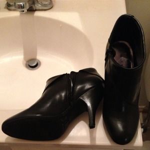 😁SOLD😁Nine West Booties