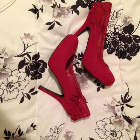 Cute women's size 10 red sexy heel 🌸