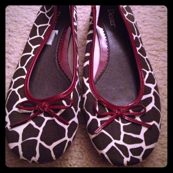 Giraffe printed flats. Brown and red