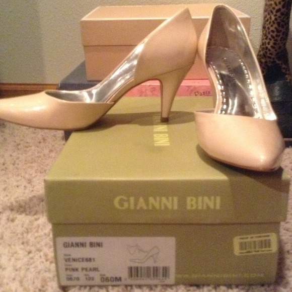 Nude/light pink Gianni Bini heels