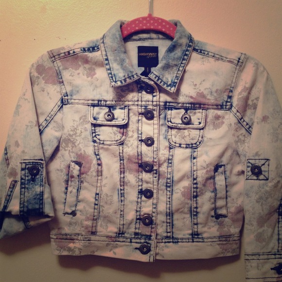 Cropped denim jacket with a floral print! 💐 - Picture 1 of 4