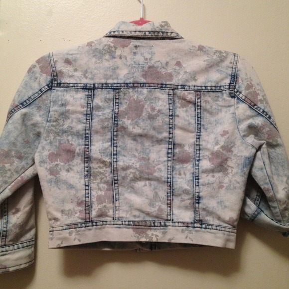 Cropped denim jacket with a floral print! 💐 - Picture 2 of 4