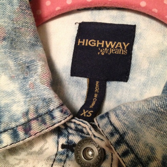 Cropped denim jacket with a floral print! 💐 - Picture 3 of 4