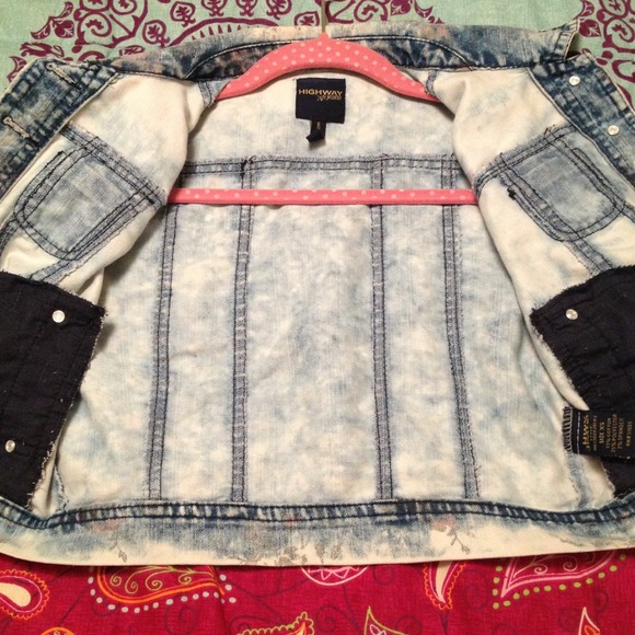 Cropped denim jacket with a floral print! 💐 - Picture 4 of 4