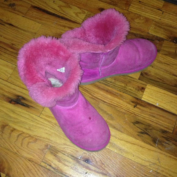 PINK BAILEY BUTTON UGGS ! 💞