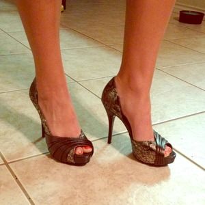 **REDUCED**Guess Charcoal snake skin heels!
