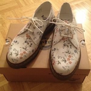 NEW: Dr Martens AirWair Floral Boots Womens Size 8