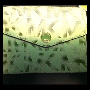 🆕Michael Kors trifold wallet with coin purse