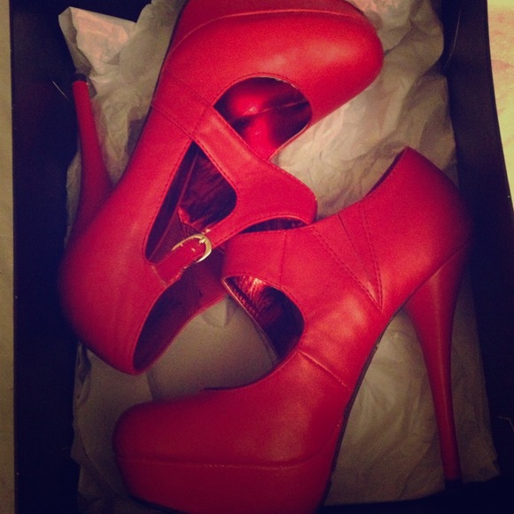 Red hot Zoya pumps
