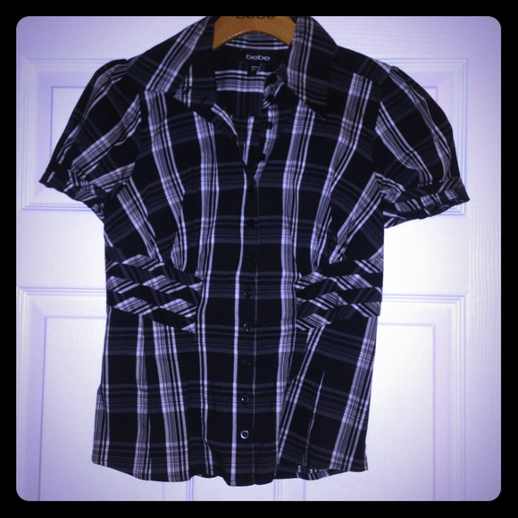 Bebe pin strip short sleeve top size med