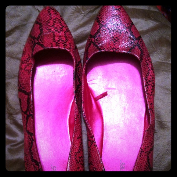 Snake skin pink pointy flats