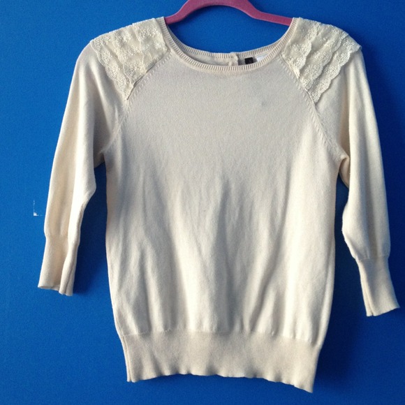 🌼BUNDLE🌼Pretty Cute Vanilla Sweater!