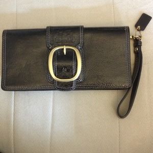 Coach wallet/wrislet in patent leather black