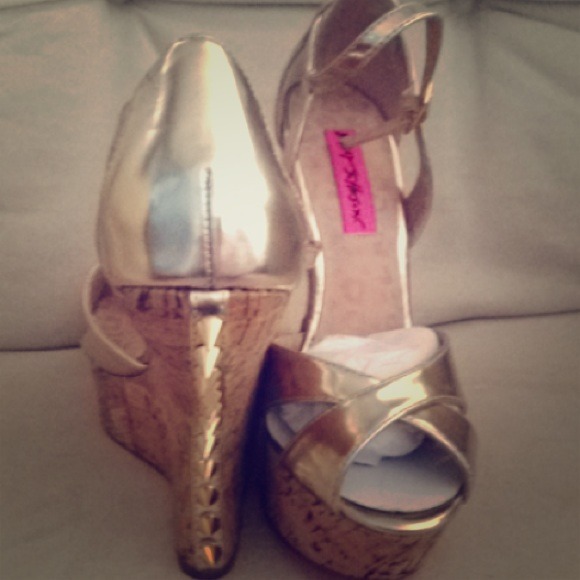 Adorable gold wedges!