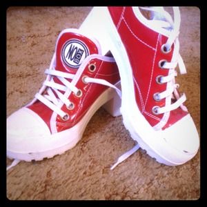 Sneakers. Shiny red. 6.5