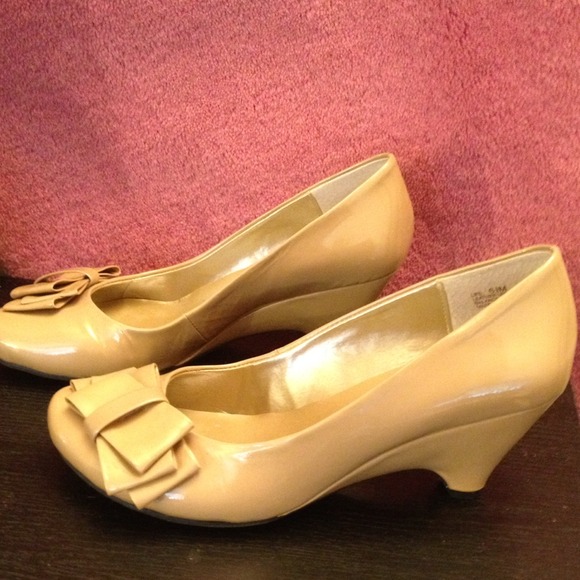 🔴SOLD🔴🌟SALE🌟 Nude patent wedge heel - Picture 2 of 4