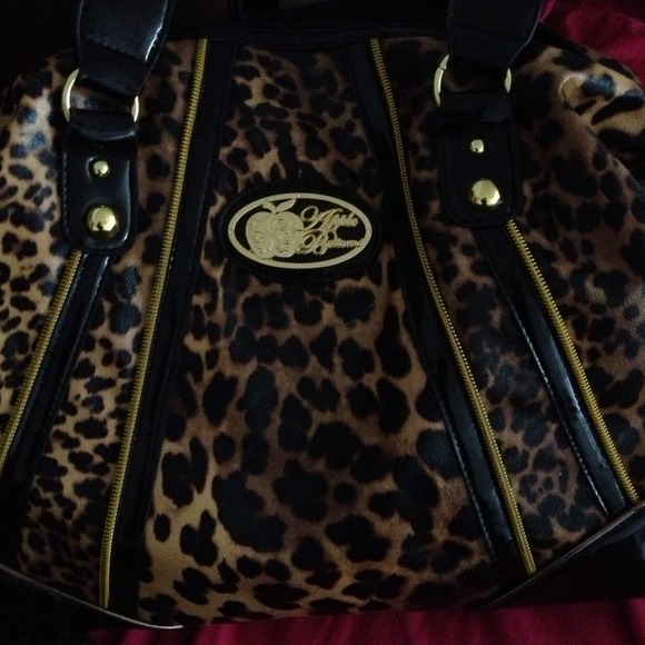 AppleBottom Leopard Purse