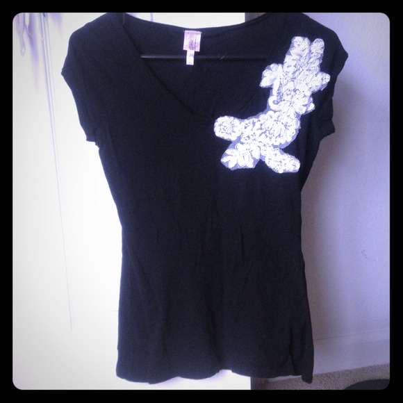 Lace appliqué vneck