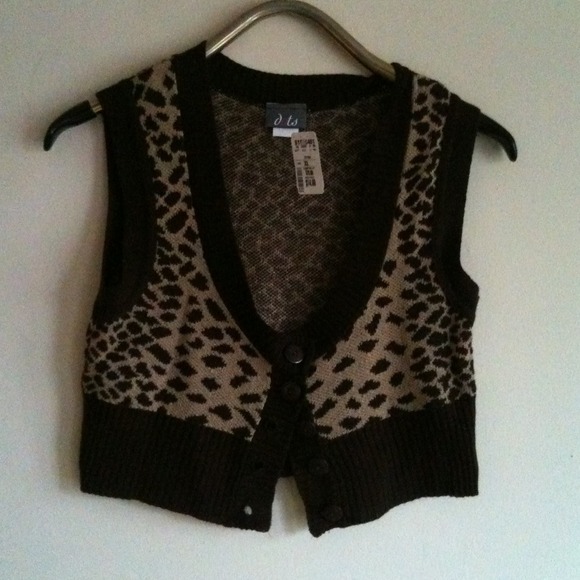 A cute animal print w/ brown best size