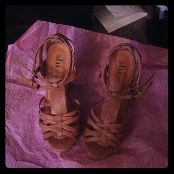 Very cute tan like high heels! NWOT❤