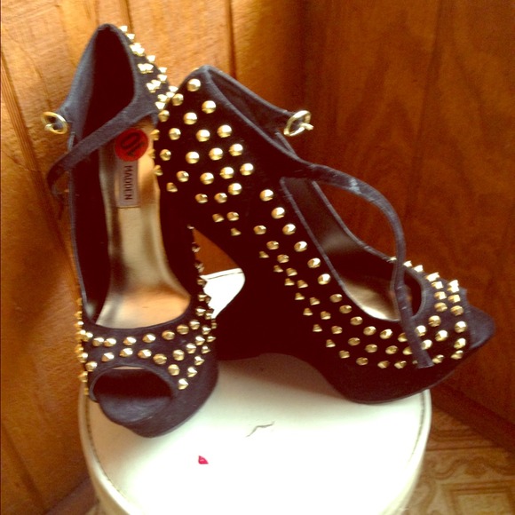 Steve Madden studded gravity wedges. ✌☝👌👍👍😳💳