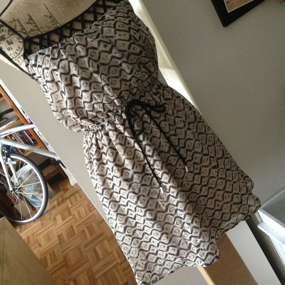 Nude colored dress with black pattern print - Picture 2 of 4