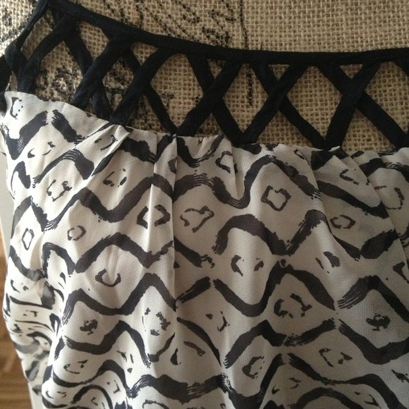 Nude colored dress with black pattern print - Picture 3 of 4