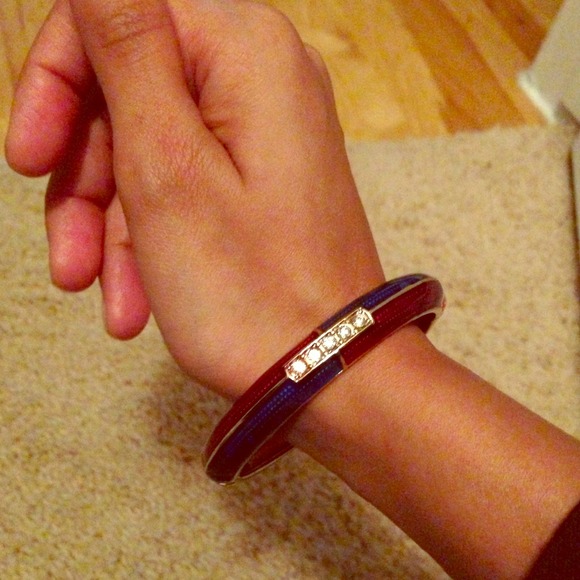 Jewelry - Beautiful bangle - fits all. Brand new but no tags