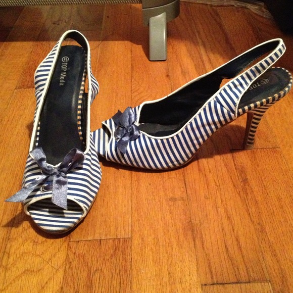 💥💥REDUCED💥 Cute blue and white striped shoes