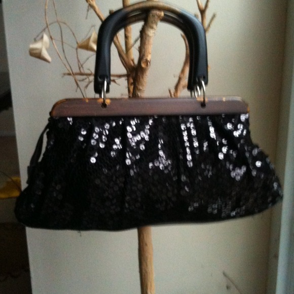Black sequins bag, with wooden haldles very chic!!