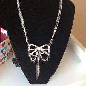 Bow necklace