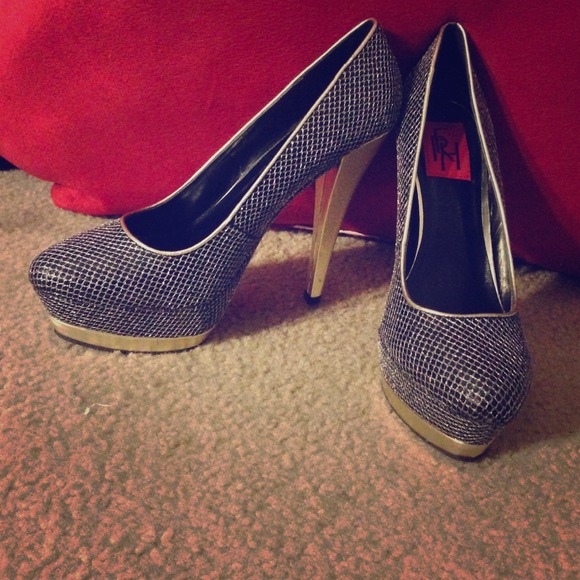 Gorgeous black & metallic platform pumps! 😍