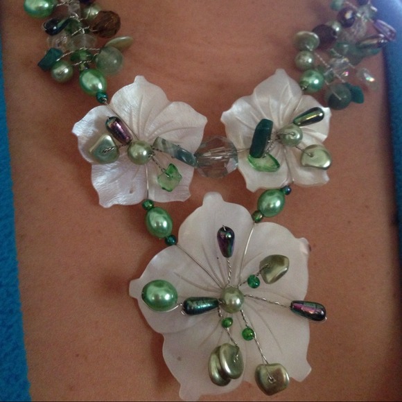 NWOT mother of pearl chocker