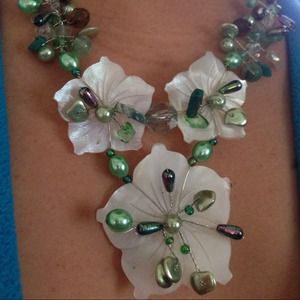 NWOT mother of pearl chocker