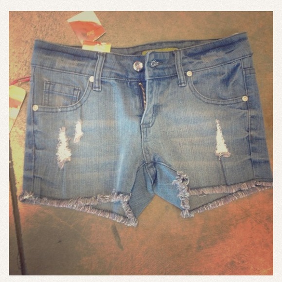 Cutoff shorts