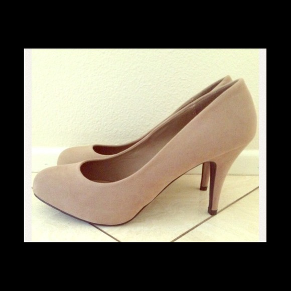 BRAND NEW!!! Tan faux suede pumps!!