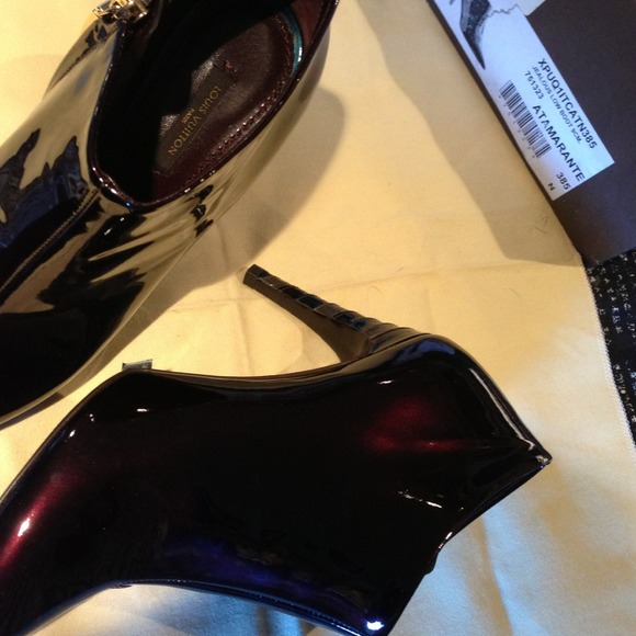 Louis Vuitton multi color heel. Brand New 8 1/2. - Picture 3 of 3